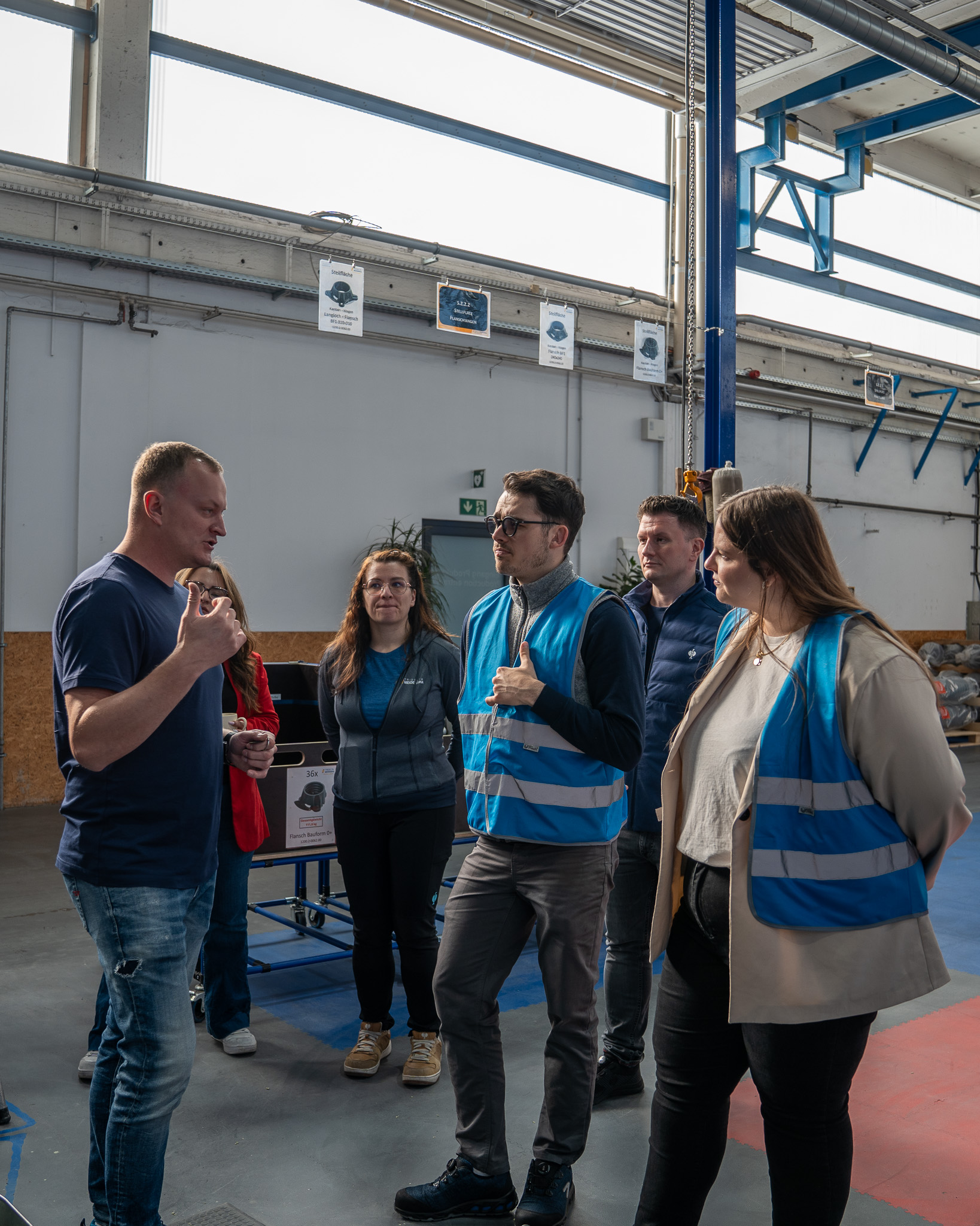 Besuchergruppe im Austausch während einer Lean Tour